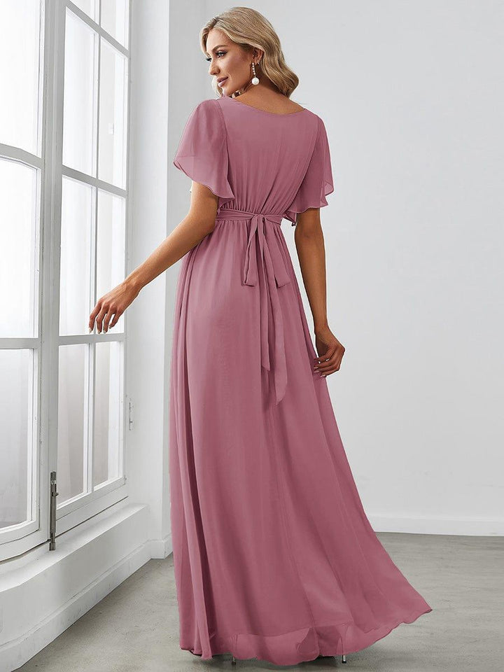 Schwarzes A-Linie Abendkleid, V-Ausschnitt & Flügelärmel, für Hochzeitsgäste.
