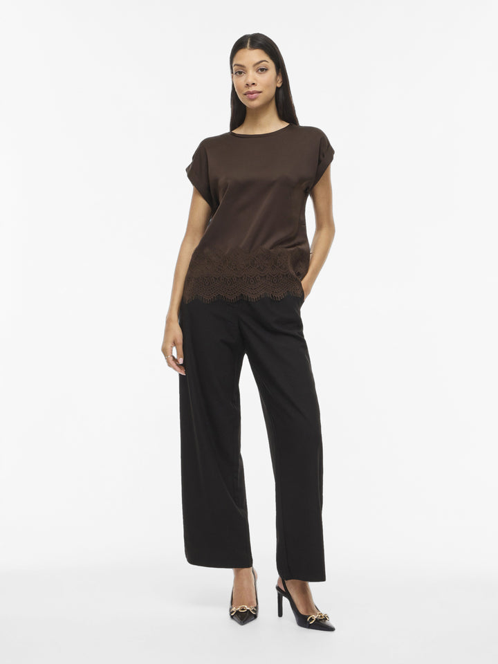 Stilvolle Damen Kurzarmbluse mit Rundhalsausschnitt und elegantem Spitzensaum, perfekt für den Sommer.