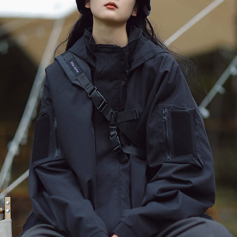 Damen Softshelljacke mit Kapuze. Wasserdichte & winddichte Outdoor-Jacke für Wandern, Camping & Sport.