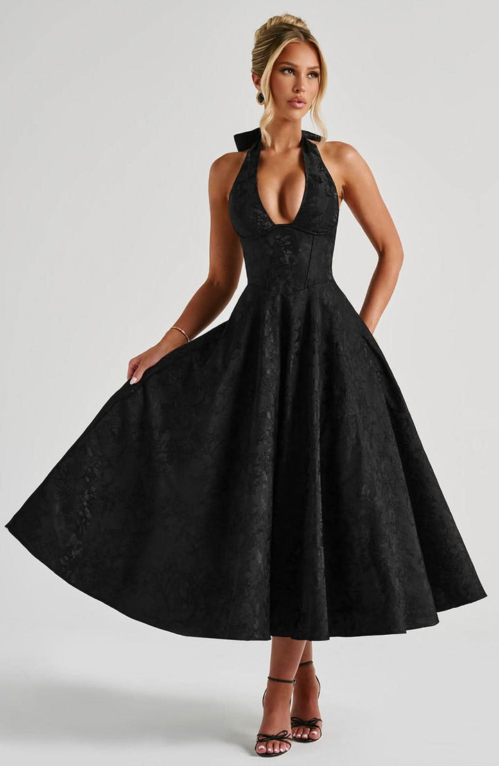 Detailaufnahme des lebhaften floralen Musters auf einem eleganten Damen Neckholder Midikleid, ideal für Hochzeiten.