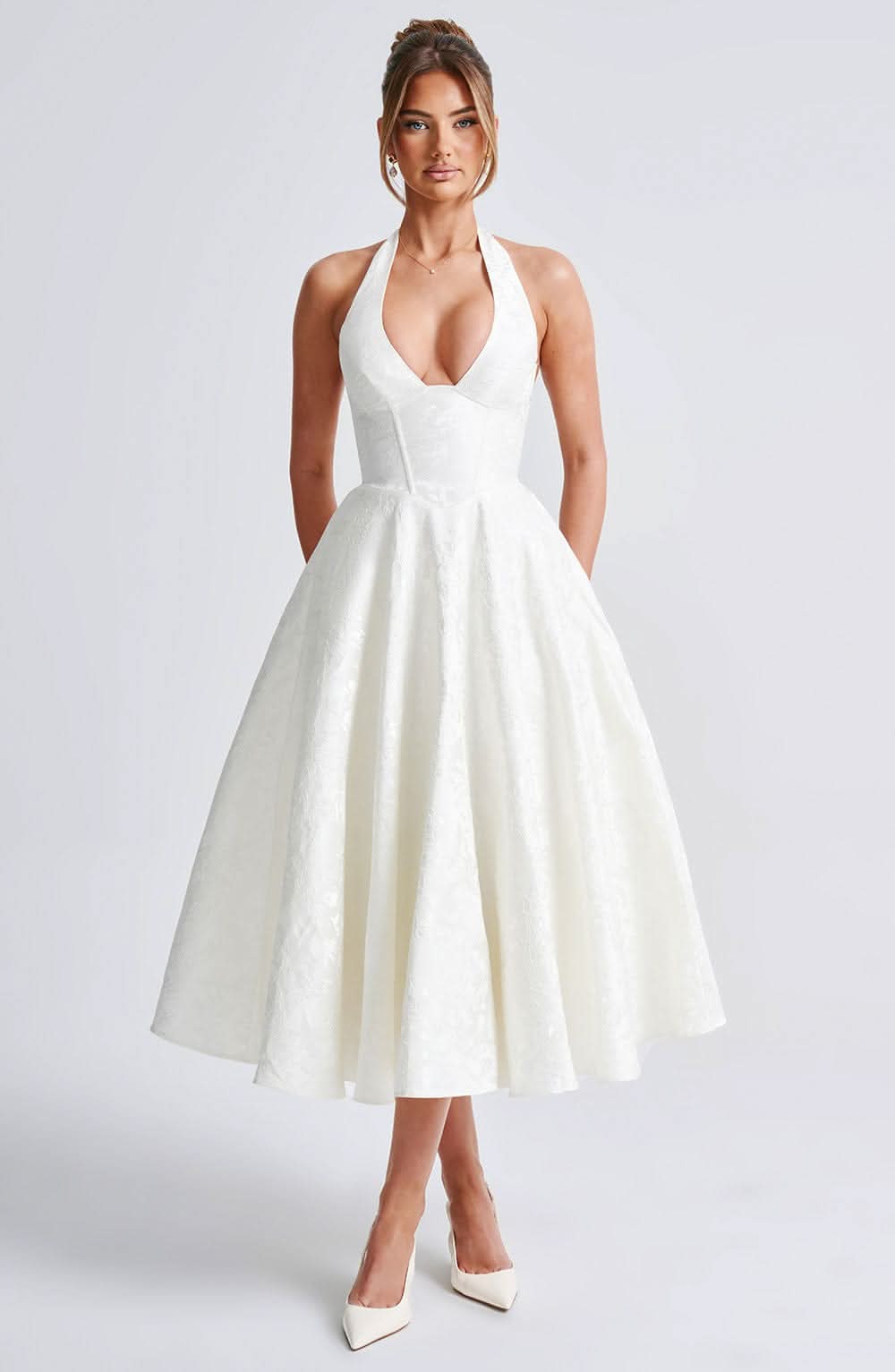 Vielseitiges Damen Neckholder Midikleid mit Blumenprint, ideal als Hochzeitsgastkleid, Cocktail- oder Abendkleid.