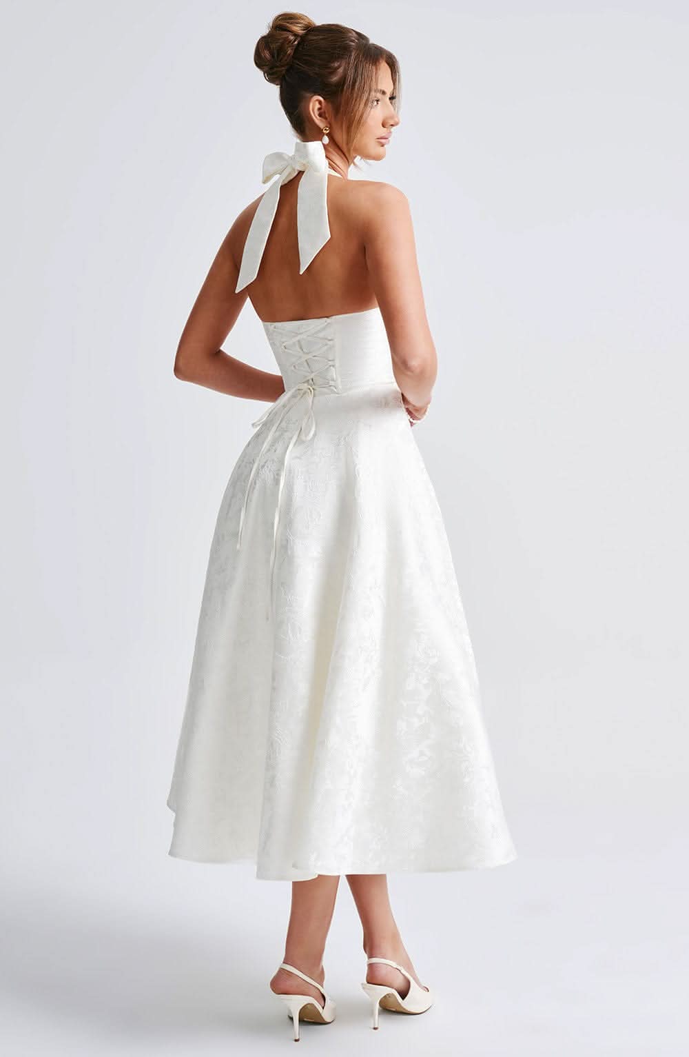 Bequemes florales Neckholder Midikleid für Damen, elegant und stilvoll als Sommer-, Party- oder Eventkleid.