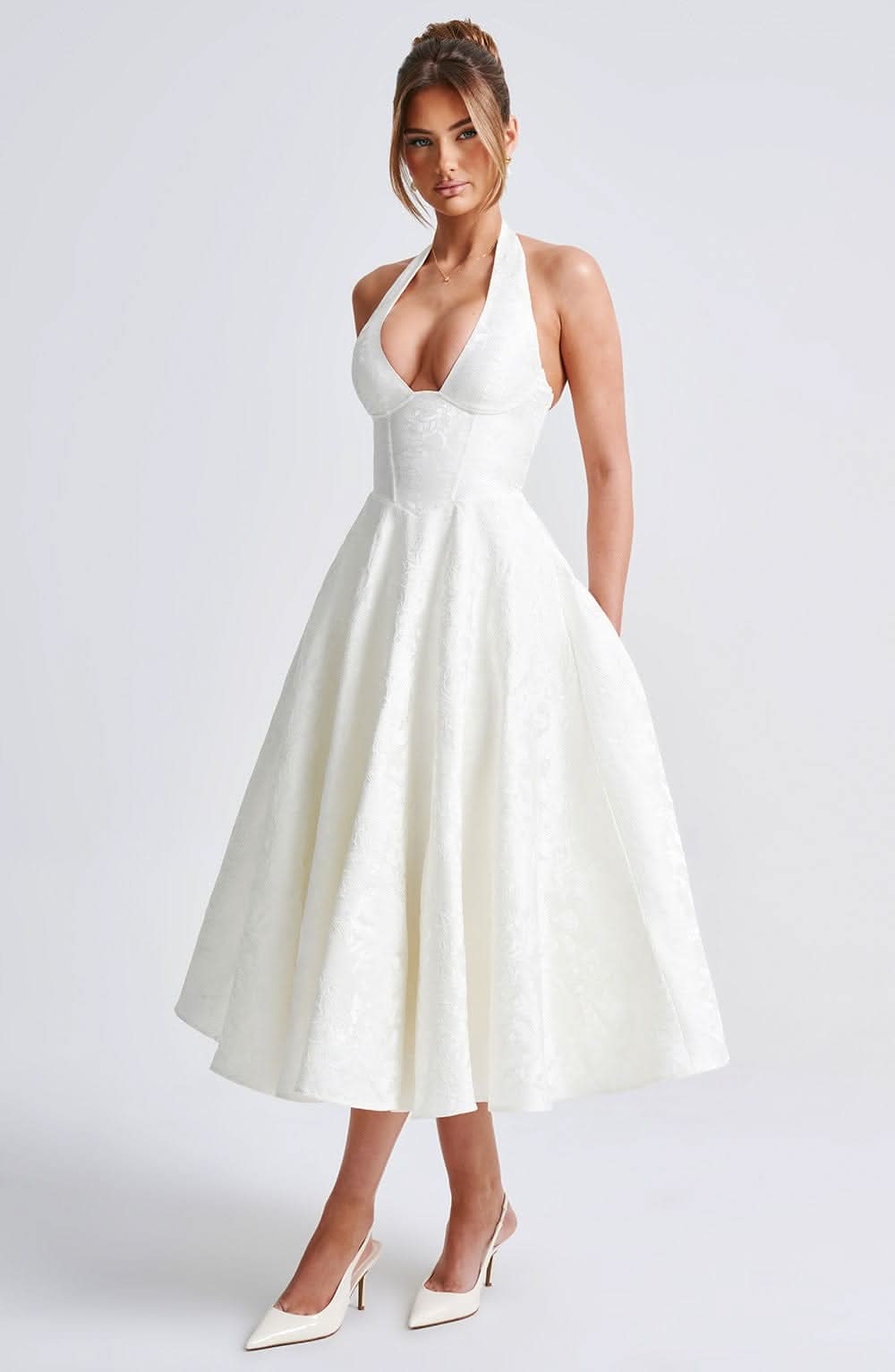 Modernes florales Neckholder Midikleid für Damen, ein trendiges Partykleid, perfekt für Sommerfeste & Hochzeiten.