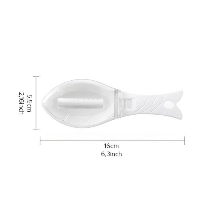 Sauberes Fischentschuppen leicht gemacht. Effiziente Fischschuppenreibe weiß-grün für Hygiene in der Küche.