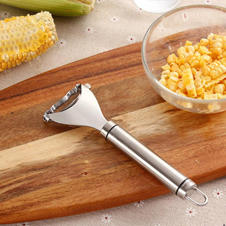 Ergonomischer Edelstahl Maisschäler, liegt gut in der Hand, für eine einfache und präzise Anwendung.