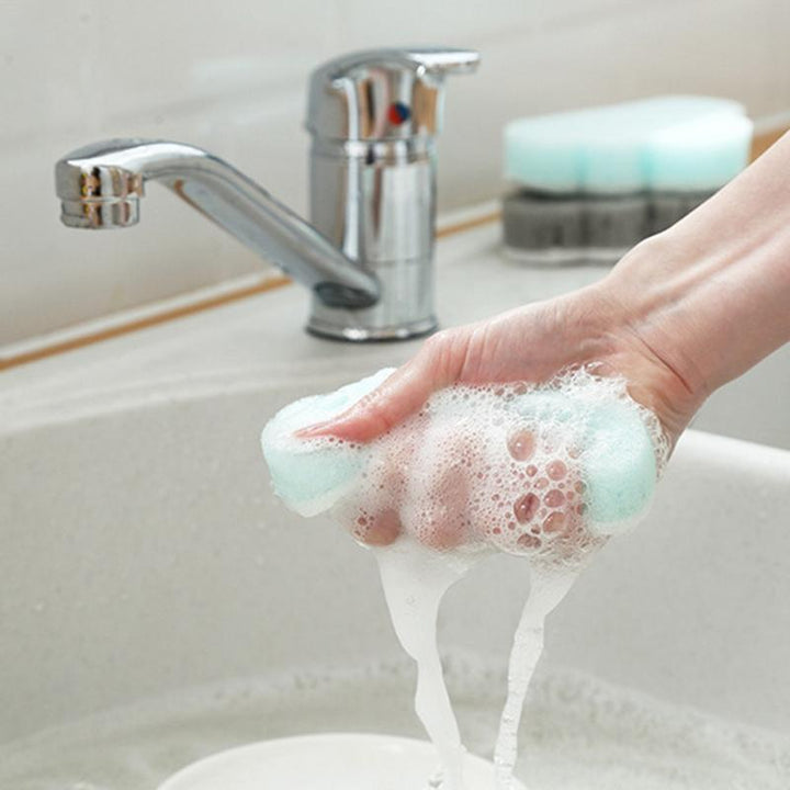 Set aus himmelblauem und grauem Wolkenschwamm, geruchsneutraler Spülschwamm für Sauberkeit und Hygiene im Haushalt.