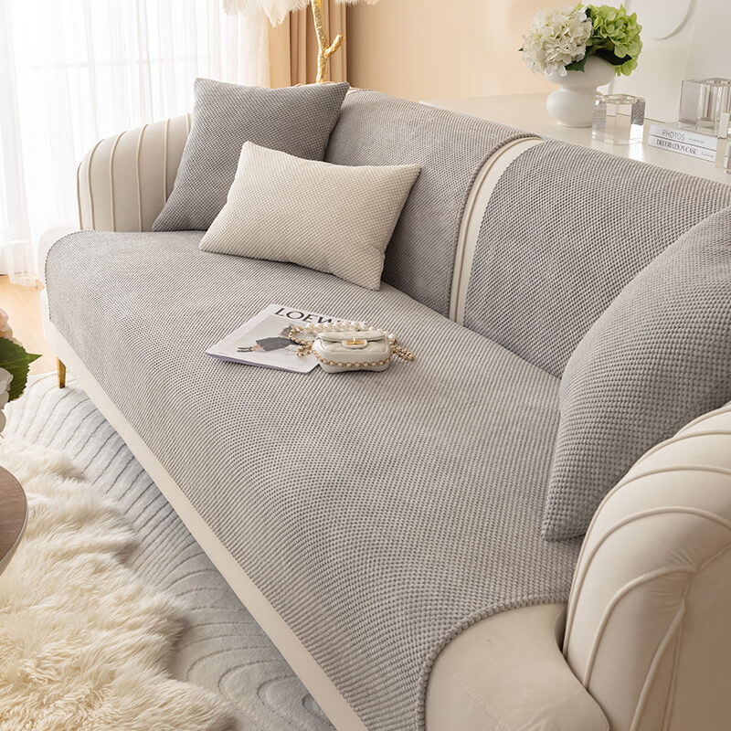 Ein kuscheliger Plüsch Sofabezug in Beige schützt Möbel; ideal für gemütliches Wohnzimmer. (Möbelschutz, Heimtextilien)
