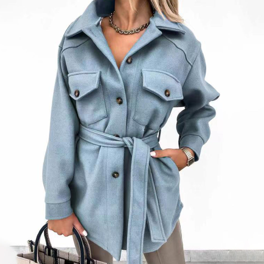 Eine leichte, stilvolle Damen-Sommerjacke für kühle Abende, ideal als Übergangsjacke in der Damenmode.