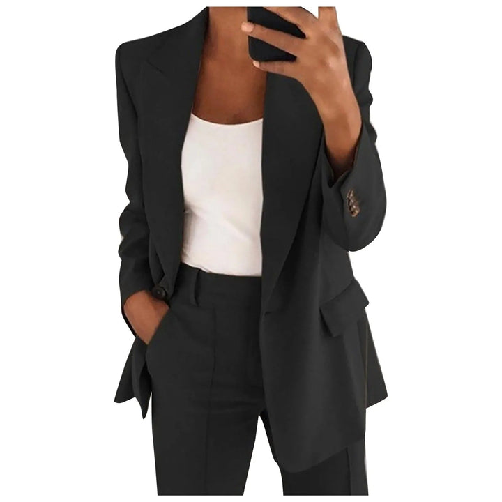 Stilvoller Damen Business Anzug: Blazer & Hose, perfekt für den Büro-Look. Klassisches & elegantes Outfit.
