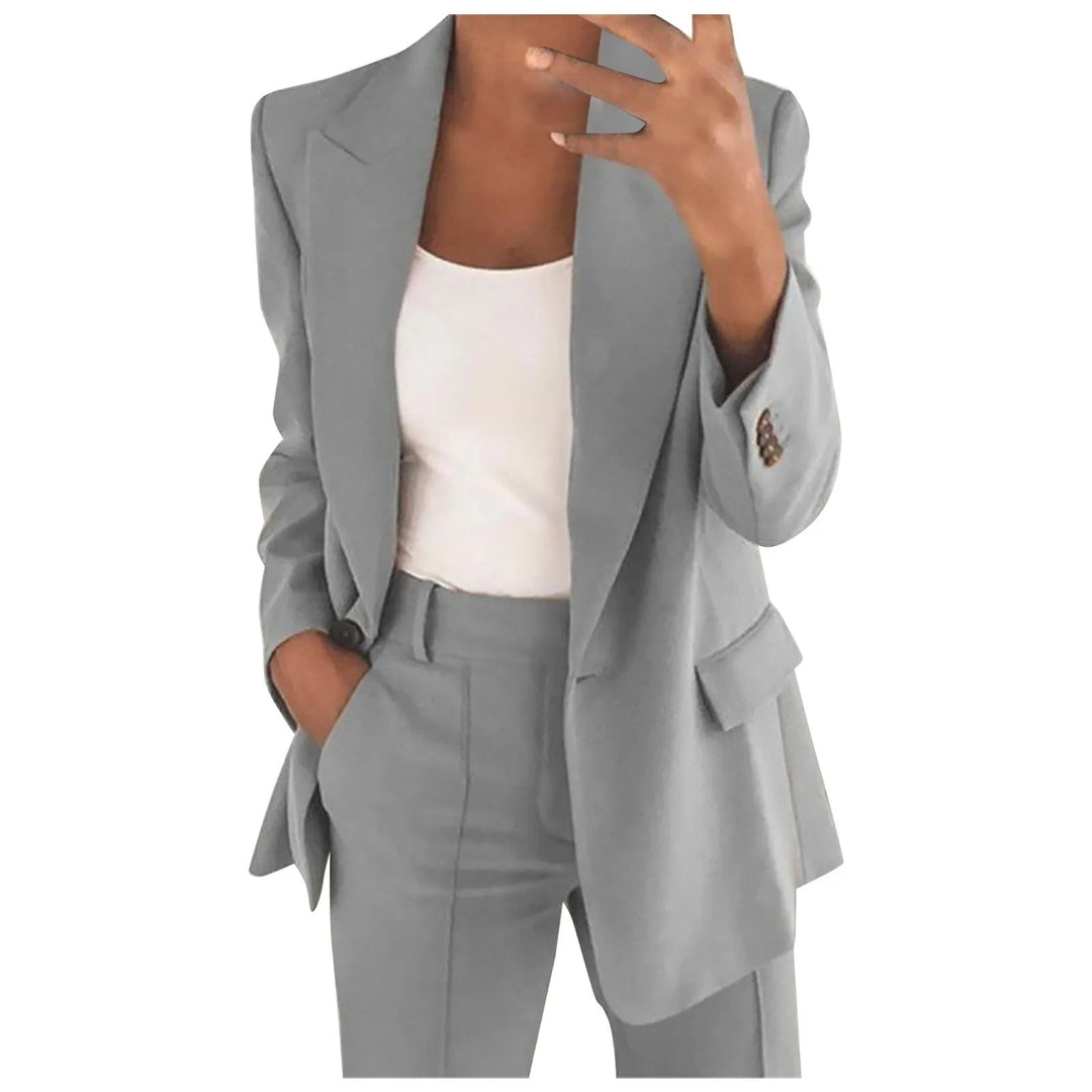 Vielseitiger Damen Anzug: Einfarbiger Blazer & Hose, ideal für Büro, Meetings oder elegante Anlässe. Zeitlose Mode.