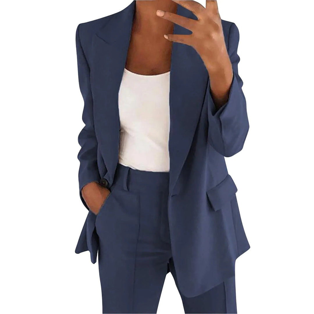 Komfortabler & eleganter Damen Anzug mit Blazer und Hose. Ein schicker Hosenanzug für moderne Frauen.