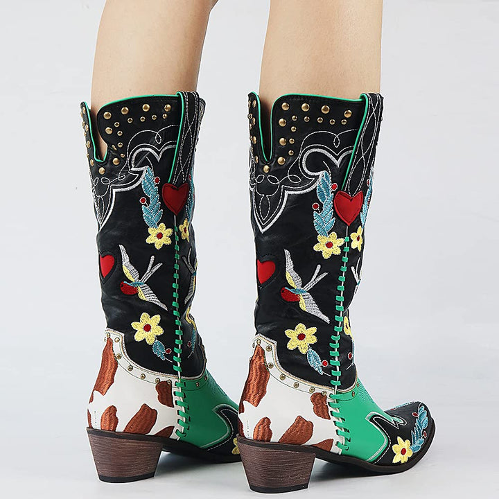 Ein Paar einzigartige Damen Cowboystiefel Carmen, modische Frauenschuhe im Westernstil für Komfort.