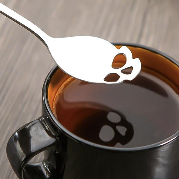 Origineller Totenkopf Kaffeelöffel aus Edelstahl, ideale Geschenkidee für Schädel-Liebhaber.