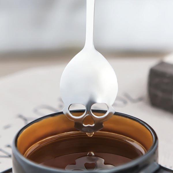Stilvoller Totenkopf Löffel aus Edelstahl, auch in Roségold-Optik erhältlich, ein besonderes Accessoire.