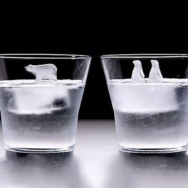 Eisbären & Pinguin Eisformen im 2er-Set aus blauem Silikon, ideal für kalte Getränke.