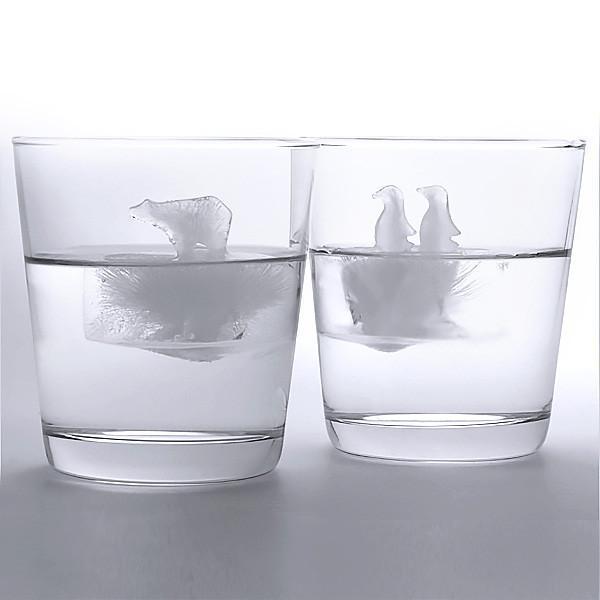 Ein Glas mit erfrischenden Getränken und niedlichen Eisbär- & Pinguin-Eiswürfeln aus Silikon.