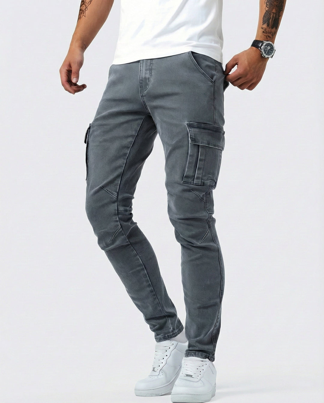 Mann trägt elastische Herren Cargohose, demonstriert Bequemlichkeit und Vielseitigkeit im lässigen Alltagslook.