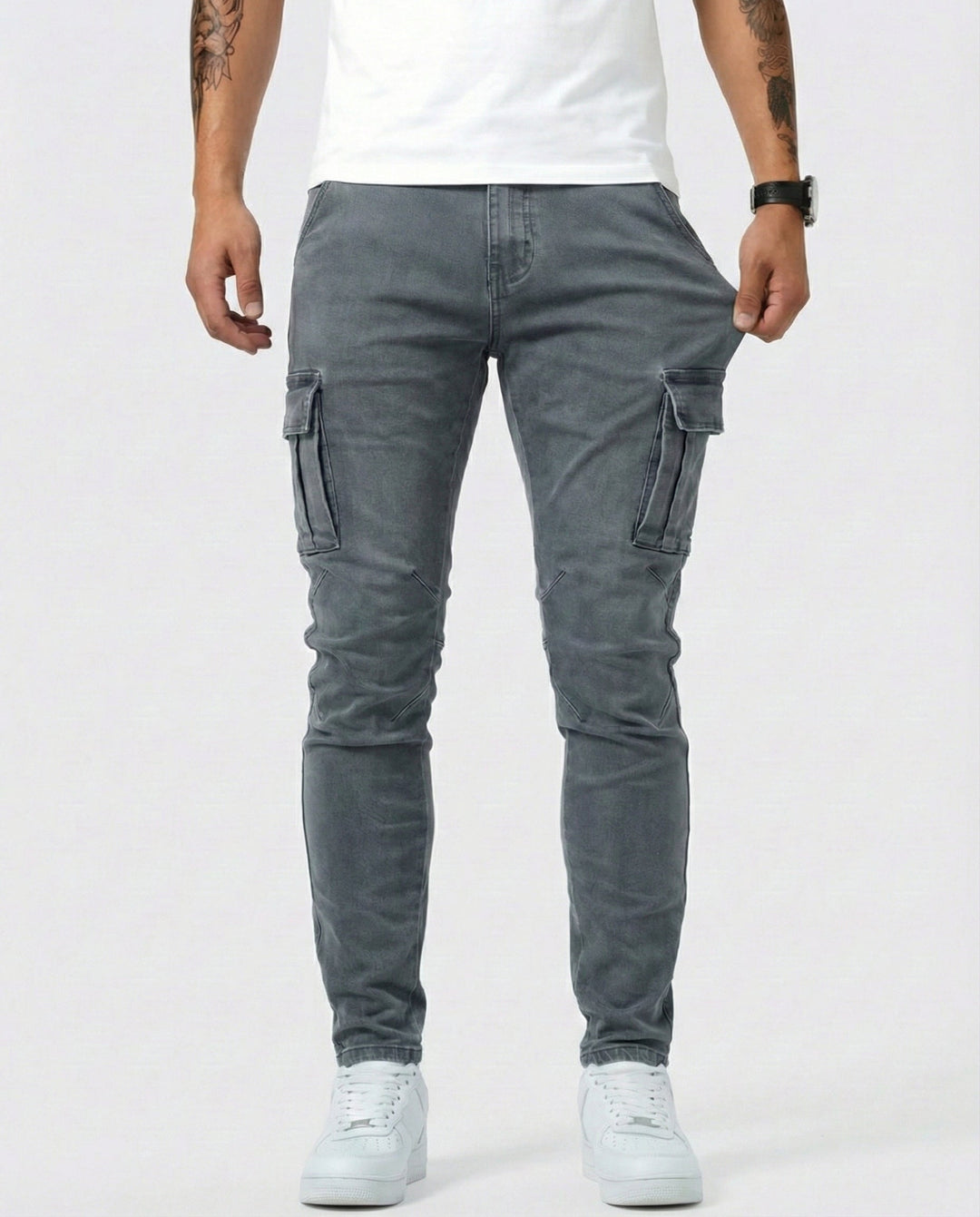Nahaufnahme der strapazierfähigen, elastischen Herren Cargohose mit Details der Stoffstruktur und Taschen.