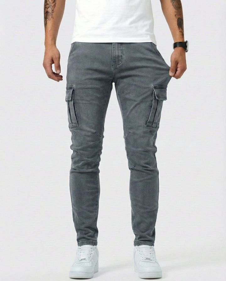Nahaufnahme der strapazierfähigen, elastischen Herren Cargohose mit Details der Stoffstruktur und Taschen.