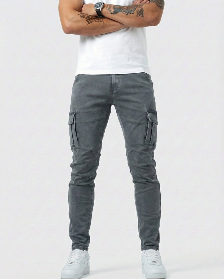 Seitenansicht der vielseitigen Herren Cargohose mit geräumigen Seitentaschen für Essentials. Robust & modern.