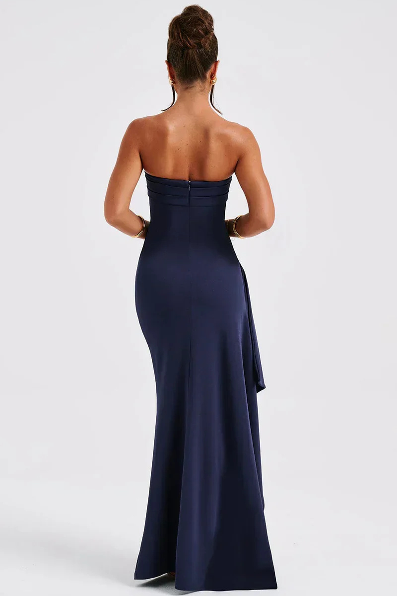 Fließendes elegantes Damen-Abendkleid Stephanie trägerlos, mit hohem Schlitz, perfekt für festliche Events.