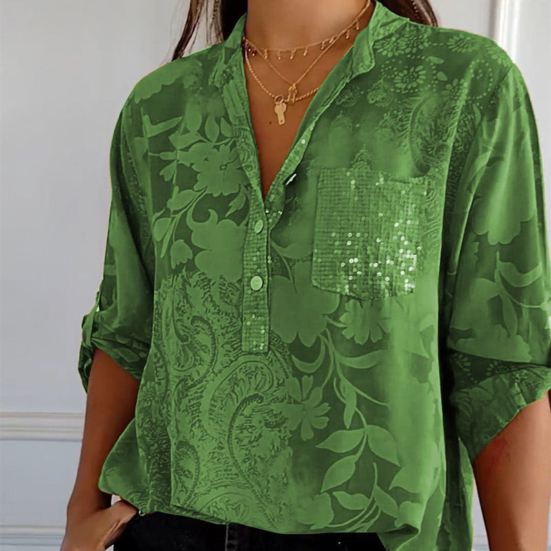 Detailansicht der eleganten bedruckten Damenbluse mit Vordertasche; stilvoller Print.