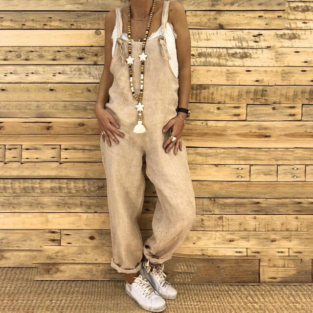 Stylische Damen Latzhose in modernem Schnitt, ein vielseitiger Overall, perfekt für ein lässig-elegantes Sommer Outfit.