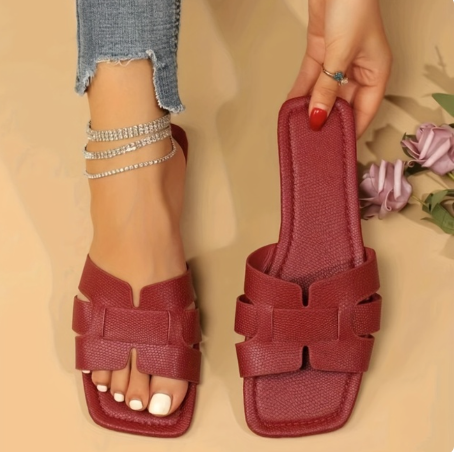 Detail der bequemen Sohle und Riemen eleganter Damen Sandalen. Flexible Sommerschuhe für hohen Tragekomfort.