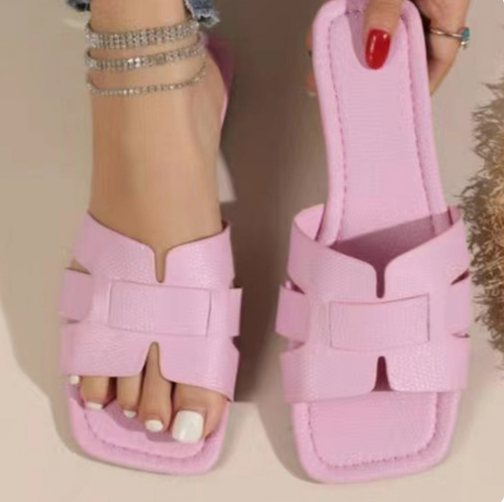 Von oben fotografierte elegante Damen Sandalen. Offene Damenschuhe für Frühling und Sommer, sehr bequem.