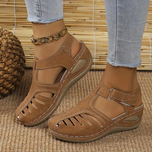 Stilvolle Damen Sommer Sandaletten mit Keilabsatz. Ultrabequem, stützt den Fuß optimal für elegante Looks.