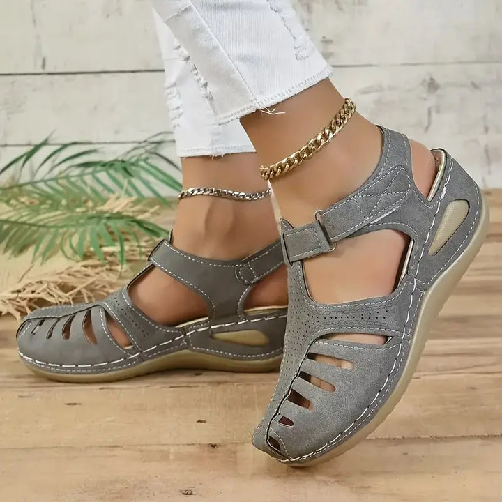 Komfortable orthopädische Damen Sandalen in einer Sommerfarbe, ideal für lange Spaziergänge & Fußgesundheit.
