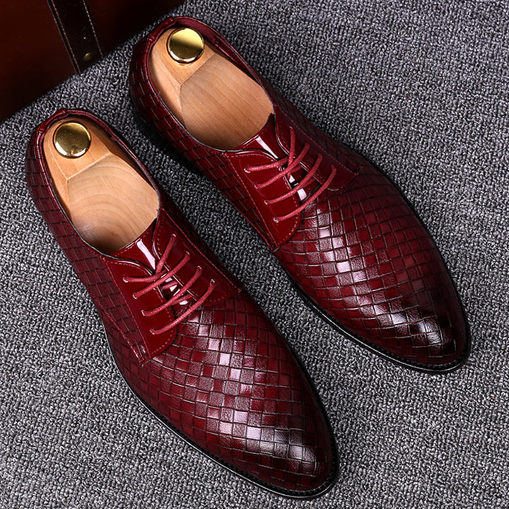 Elegante bordeauxrote Herren Schnürschuhe, klassisch & bequem, ideal für Business & Freizeit.