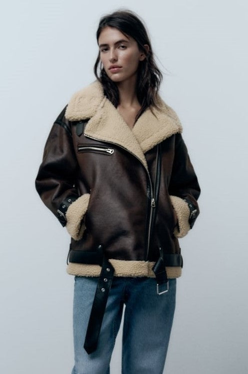 Elegante braune Damen Reversjacke, stilvoll & wetterfest. Perfekte Übergangsjacke für Freizeit, Mode und den Alltagslook.