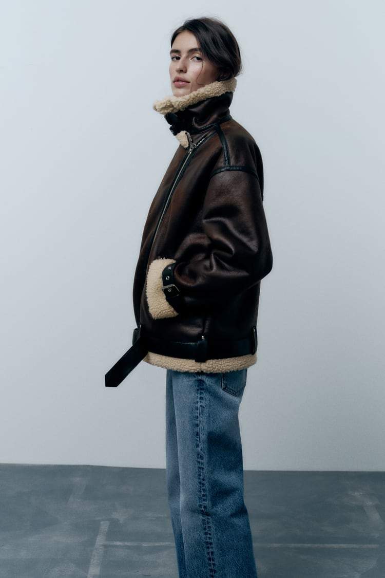 Stilvolle braune Damen Jacke mit Revers, wetterfest & elegant. Ideal als Übergangsjacke für Outdoor & jede Jahreszeit.