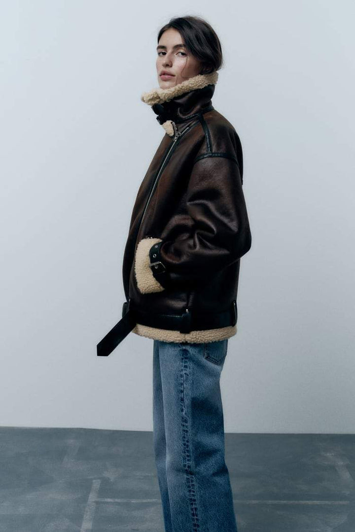 Stilvolle braune Damen Jacke mit Revers, wetterfest & elegant. Ideal als Übergangsjacke für Outdoor & jede Jahreszeit.