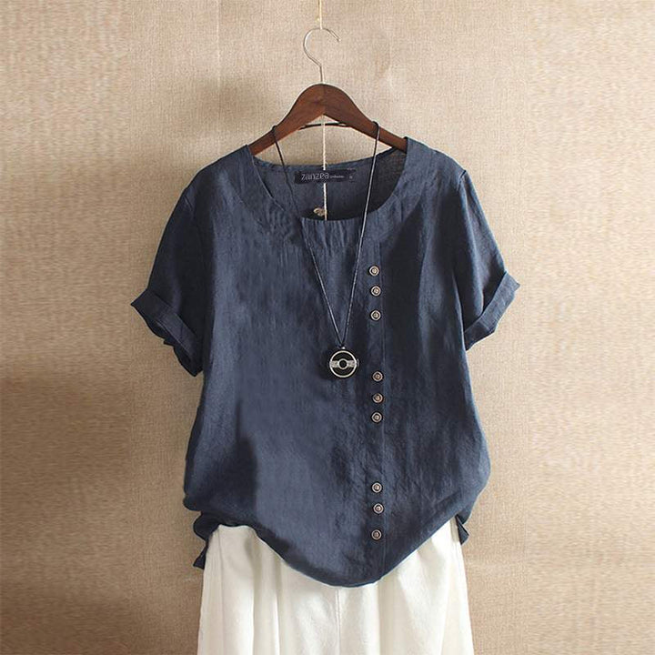 Feminine Damenbluse mit elegantem diagonalem Knopfverschluss, lockerer Passform und vielseitigem Stil.