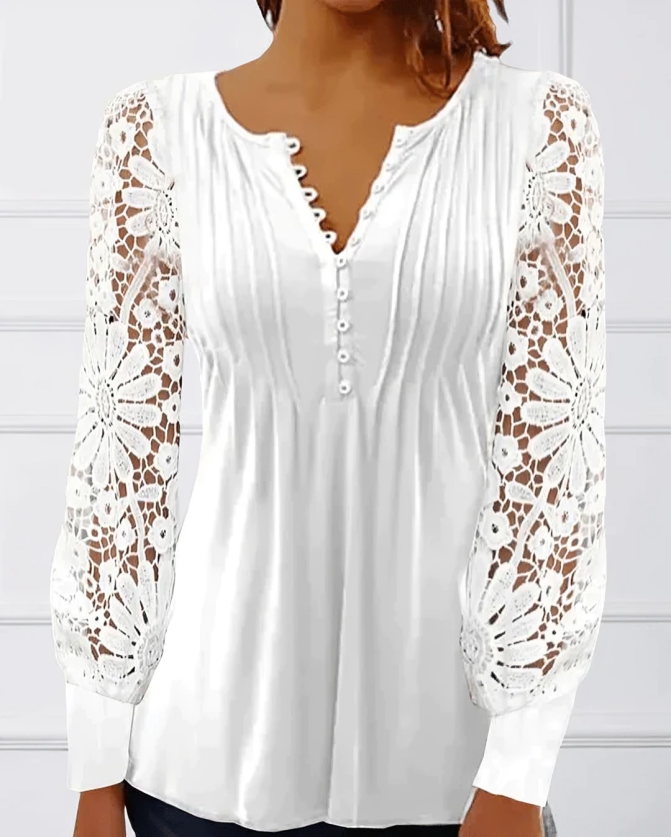 Elegante Damen Bluse mit floralen Häkelärmeln. Perfekt für festliche Anlässe & Sommer.