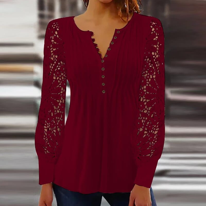 Modische Damen Sommerbluse mit auffälligen floralen Häkelärmeln. Vielseitiges Oberteil für eleganten Freizeit-Look.