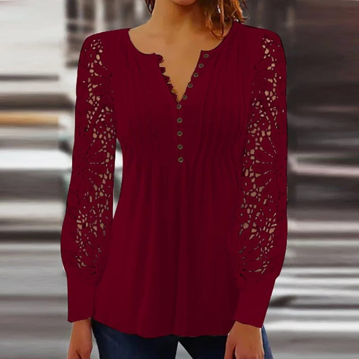 Modische Damen Sommerbluse mit auffälligen floralen Häkelärmeln. Vielseitiges Oberteil für eleganten Freizeit-Look.