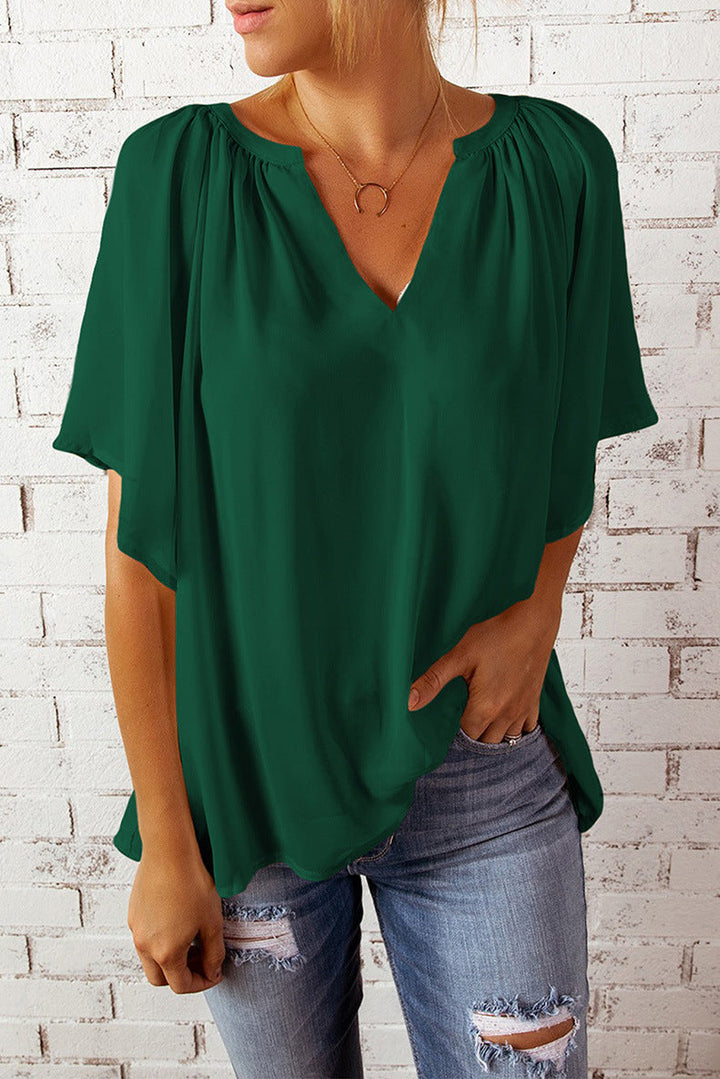 Detailansicht der Damen V-Ausschnitt Bluse mit eleganten Falten & luftiger Struktur.