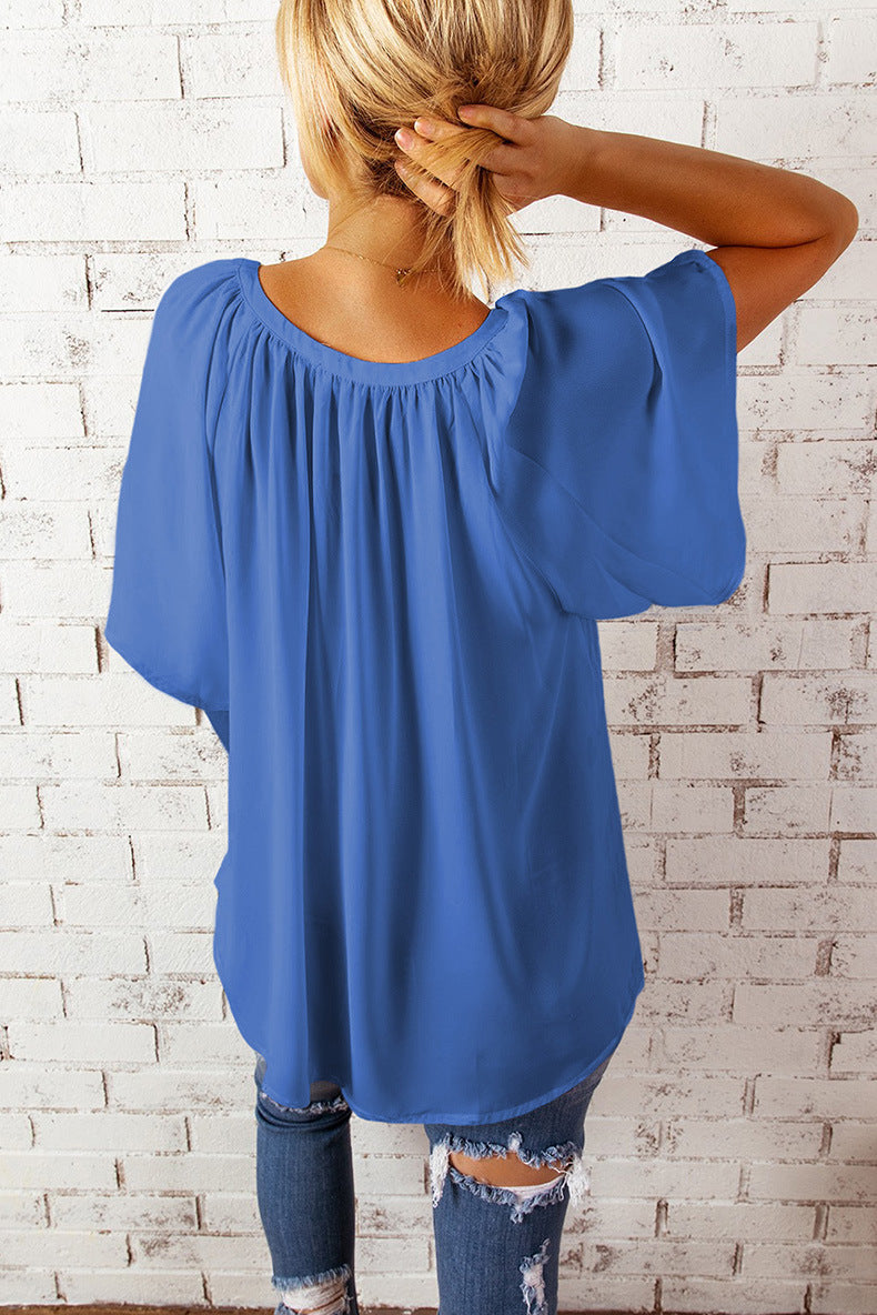 Trendige Damen Bluse, V-Ausschnitt, Falten & Kurzarm; ideal für einen frischen Business-Look.