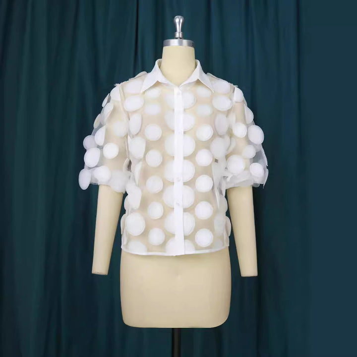 Moderne Damen Hemdbluse mit Kurzarm Puffärmeln und stilvollen 3D-Punkten. Ideal für einen femininen Sommerlook.
