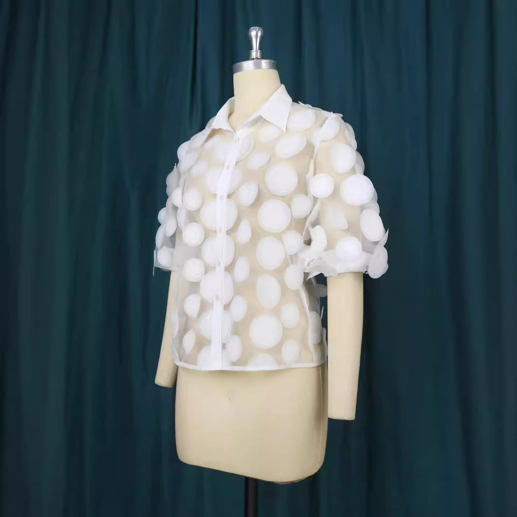 Feminine Kurzarm Bluse mit auffälligen 3D-Punkten und elegantem Design. Vielseitig für Büro und entspannte Freizeit.