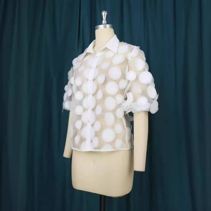Feminine Kurzarm Bluse mit auffälligen 3D-Punkten und elegantem Design. Vielseitig für Büro und entspannte Freizeit.