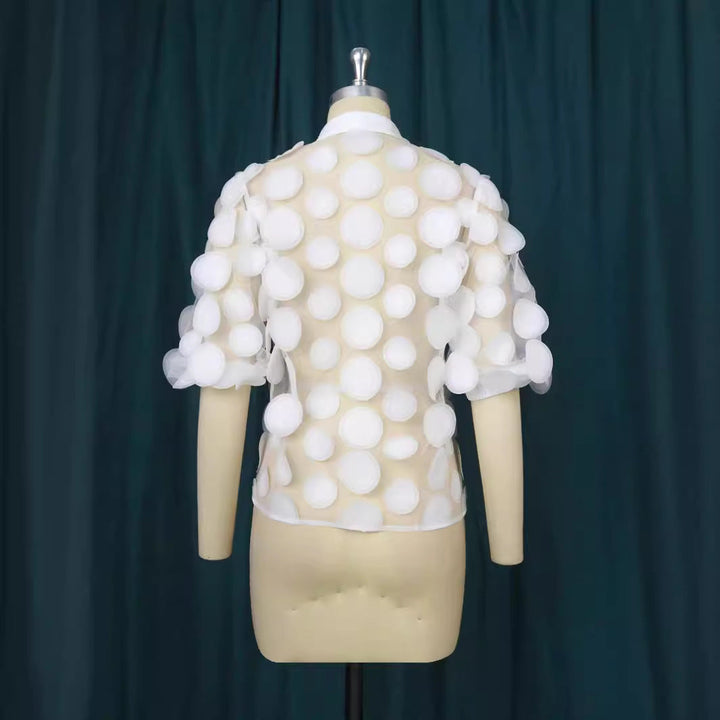 Leichte Sommerbluse für Damen mit verspielten 3D-Punkten und modernen Puffärmeln. Ideal für elegante Freizeit-Outfits.