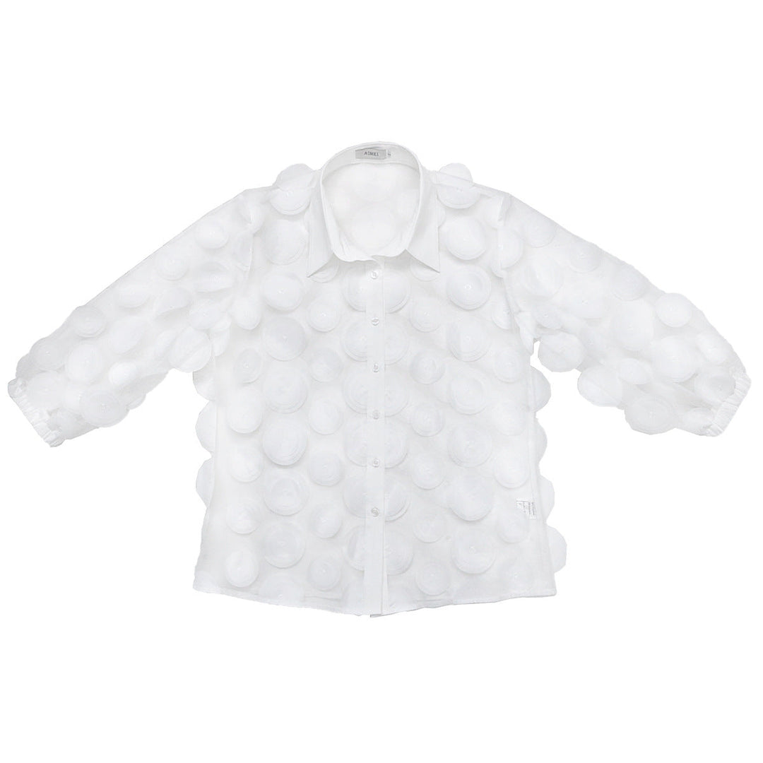 Elegante Hemdbluse mit einzigartigen 3D-Punkten und femininen Kurzarm-Puffärmeln. Perfekt für Büro & Sommer.