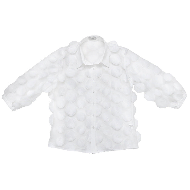 Elegante Hemdbluse mit einzigartigen 3D-Punkten und femininen Kurzarm-Puffärmeln. Perfekt für Büro & Sommer.