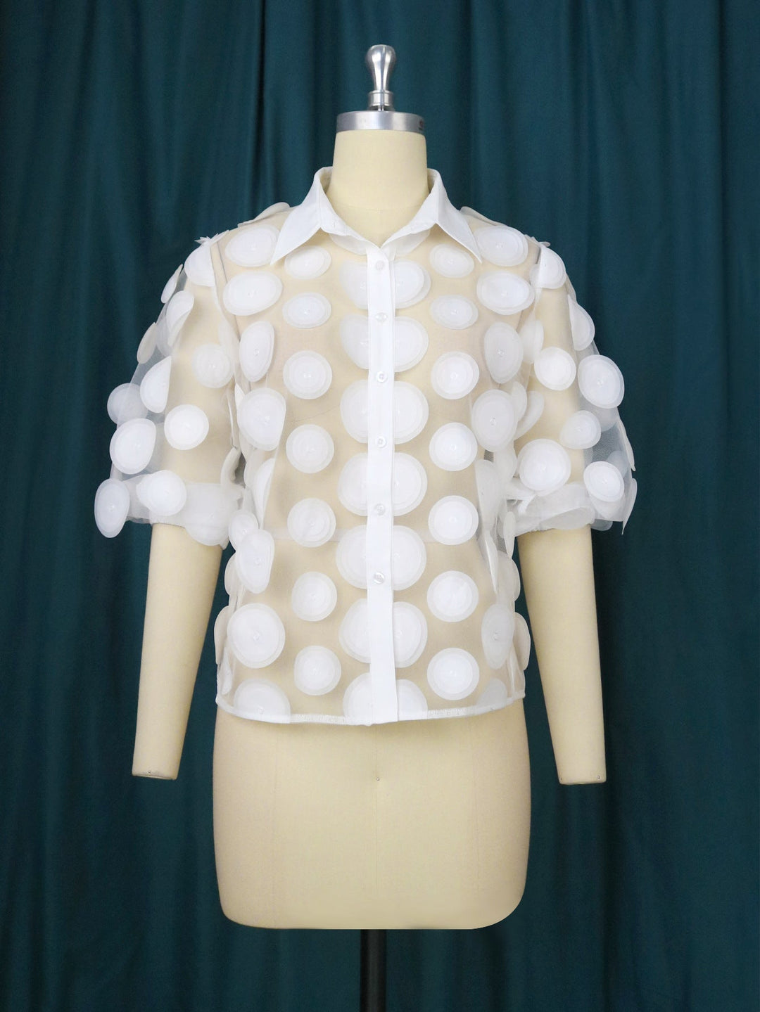 Moderne Damenbluse mit voluminösen 3D-Punkten und kurzen Ärmeln. Femininer Stil für Büro und sommerliche Anlässe.