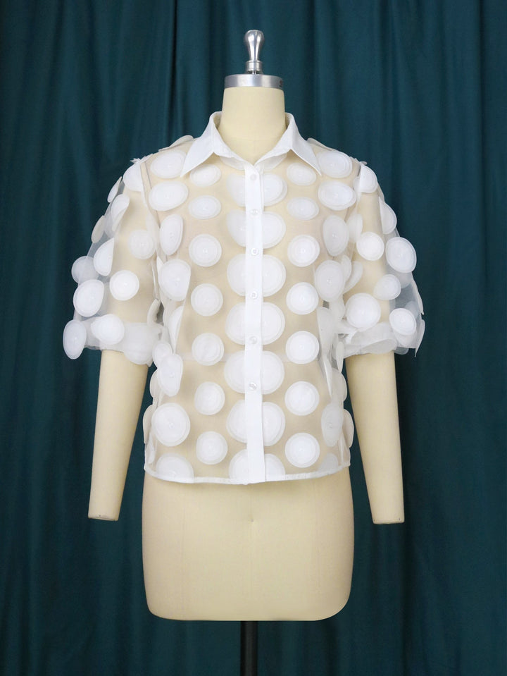 Moderne Damenbluse mit voluminösen 3D-Punkten und kurzen Ärmeln. Femininer Stil für Büro und sommerliche Anlässe.