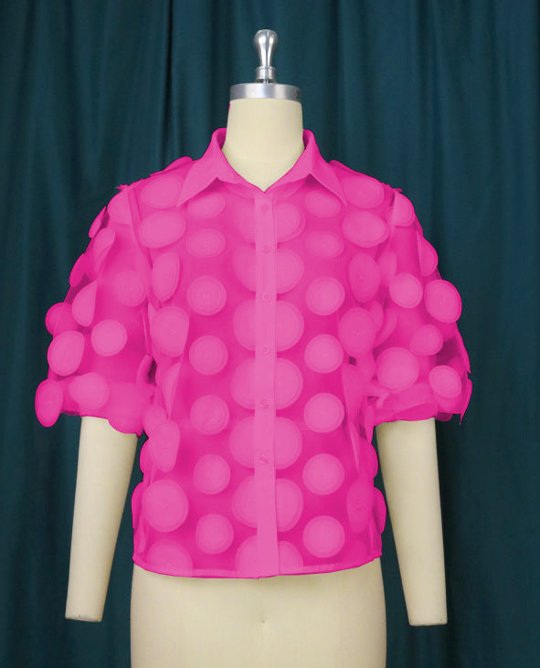 Feminine Damen Bluse mit zeitgemäßen 3D-Punkten und kurzen Puffärmeln. Eine elegante Wahl für jeden Sommer-Look.